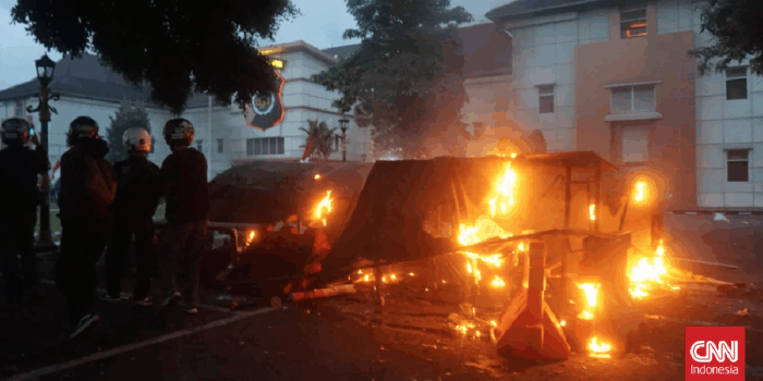 Berita Pagar Polda DIY Jebol, Massa Solidaritas Affan Terus Berdatangan