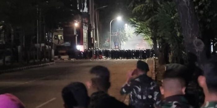 Berita Massa Masih Bertahan, Aparat Minta Kawasan Mako Brimob Kwitang Steril