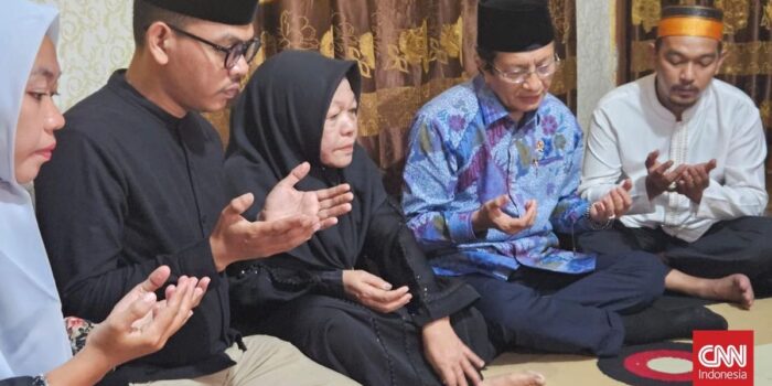 Berita Menag Kunjungi Keluarga Staf DPRD Makassar Korban Kebakaran saat Demo