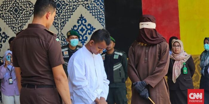 Berita Pasangan Gay Dihukum Cambuk 76 Kali di Aceh, Ditonton Publik