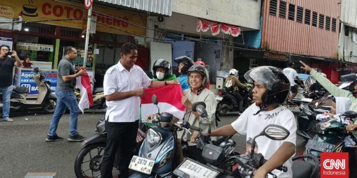 Berita Polantas Bagikan 214 Ribu Bendera Merah Putih ke Pengguna Jalan