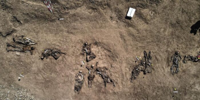 Berita Irak Gali Kuburan Massal Korban Pembantaian ISIS, Berisi 4 Ribu Mayat