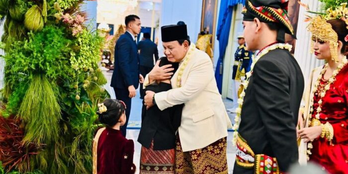Berita Prabowo Peluk Anak Gibran Usai Upacara HUT RI di Istana
