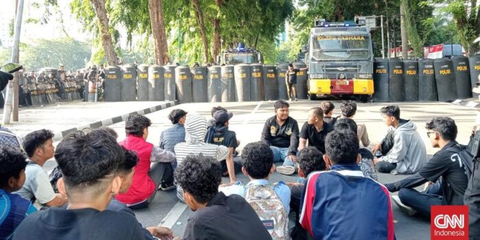 Berita Massa Gelar Aksi di DPRD Medan, Polisi Bentuk Barikade