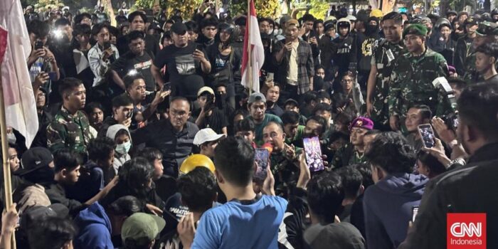 Berita Massa Datangi Grahadi Surabaya, Minta yang Ditahan Polisi Dibebaskan