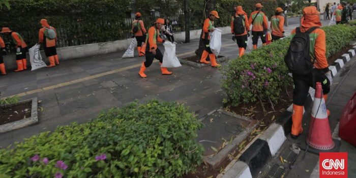 Berita Ribuan Petugas Angkut 79,29 Ton Sampah Sisa Perayaan HUT RI di Jakarta