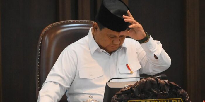 Berita Prabowo Sempat Bantu Rapikan Baret Cak Imin Saat Upacara Gelar Pasukan
