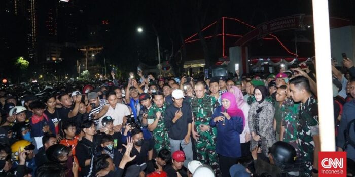 Berita Khofifah Temui Massa di Depan Grahadi, Janji Bebaskan Massa Ditahan