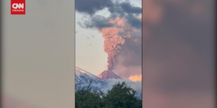 Berita Potret Abu Vulkanik Pink usai Gunung Klyuchevskaya Meletus