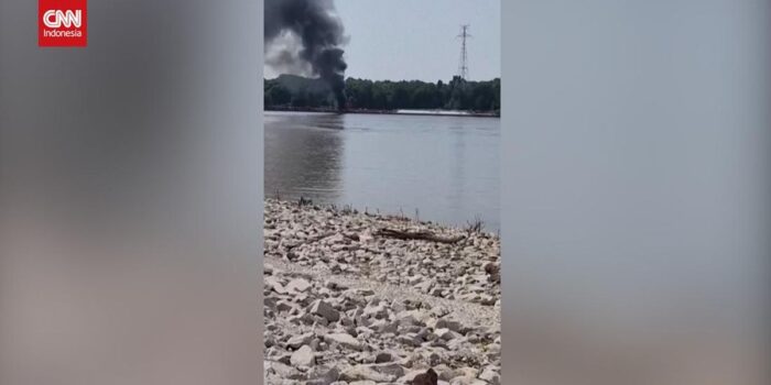 Berita Penampakan Helikopter Jatuh Timpa Kapal Tongkang di AS