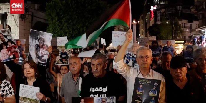 Berita Warga Tepi Barat Gelar Aksi Protes Pembunuhan Jurnalis di Gaza