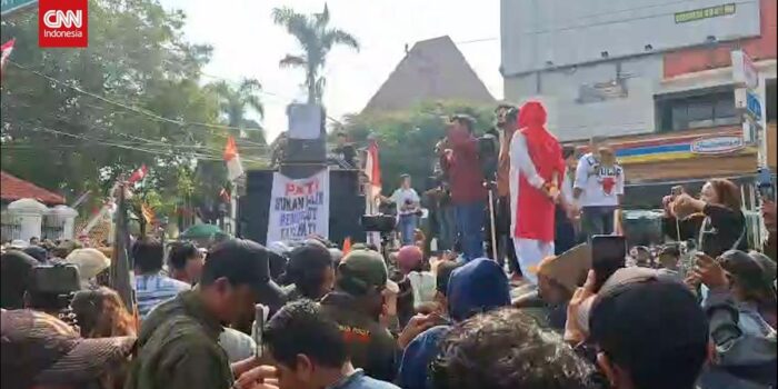Berita Massa Aksi Kepung Kantor Bupati Pati, Tuntut Sudewo Mundur