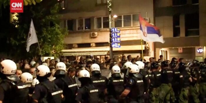 Berita Demo Ricuh di Serbia, Polisi Adang Massa Dekati Parlemen