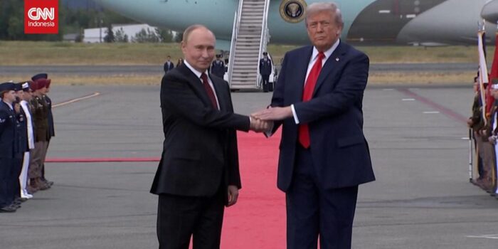 Berita Momen Jabat Tangan Trump-Putin di Alaska, Diiringi Jet B2 AS