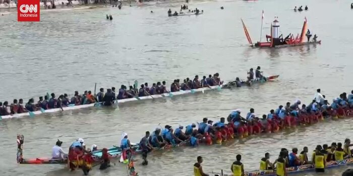 Berita Warga Membeludak Saksikan Final Pacu Jalur Teluk Kuantan Riau
