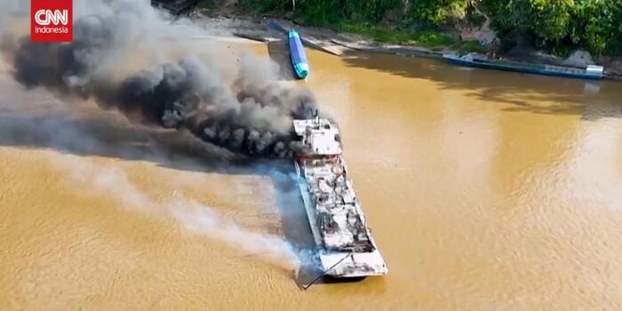 Berita Detik-detik Kapal Muatan Bahan Bakar Terbakar di Sungai Peru