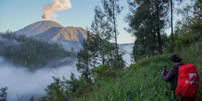 Berita Gunung Semeru Erupsi 4 Kali Kamis Pagi, Tinggi Letusan hingga 1 Km
