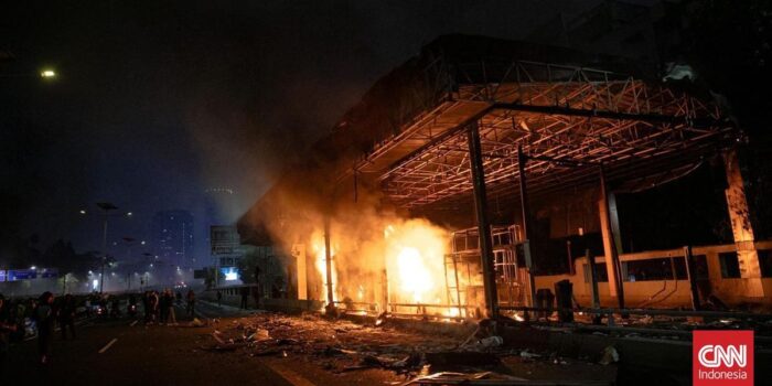 Berita Pintu Tol Pejompongan Terbakar Imbas Demo DPR