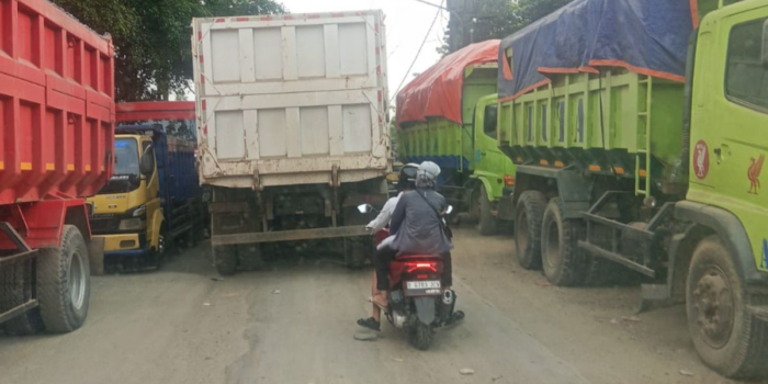 Berita Truk Tambang di Parungpanjang Bikin Macet Parah, Nekat Terobos Petugas