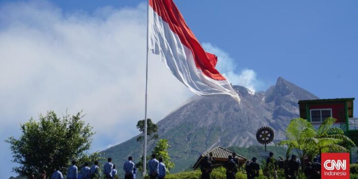 Berita Siswa SD di Lampung Panjat Tiang 12 Meter Agar Merah Putih Berkibar