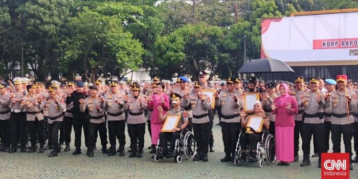 Berita 4 Polisi yang Terluka saat Kawal Demo di Jabar Dapat Kenaikan Pangkat