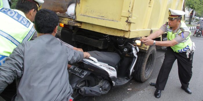 Berita 3 Pelajar SMP Berboncengan Motor Tewas Dilindas Truk di Takalar Sulsel