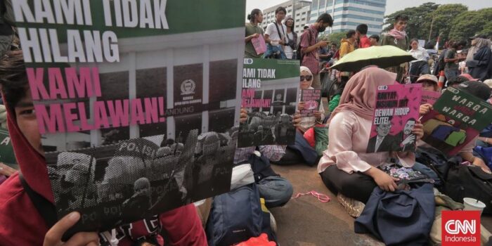 Berita Aksi Damai Tuntutan 17+8 di Depan DPR