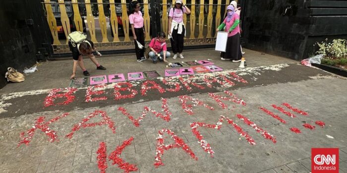 Berita Aliansi Perempuan Tabur Bunga di Polda Metro: Bebaskan Delpedro Dkk