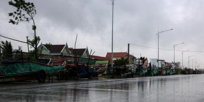 Berita 30 Ribu Warga Vietnam Dievakuasi Siaga Topan Bualoi