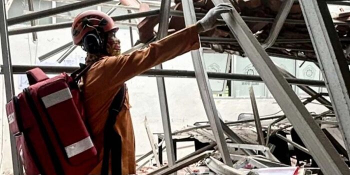 Berita Atap Teras KPT Brebes Ambruk, 3 Orang Dilarikan ke RS