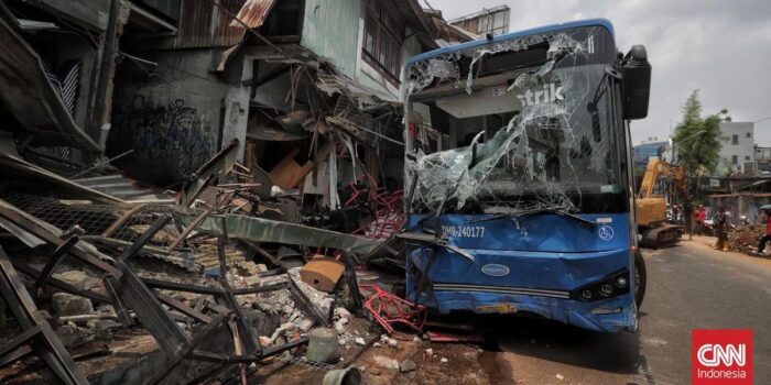 Berita Transjakarta Minta Maaf dan Investigasi Bus Tabrak Toko di Jaksel