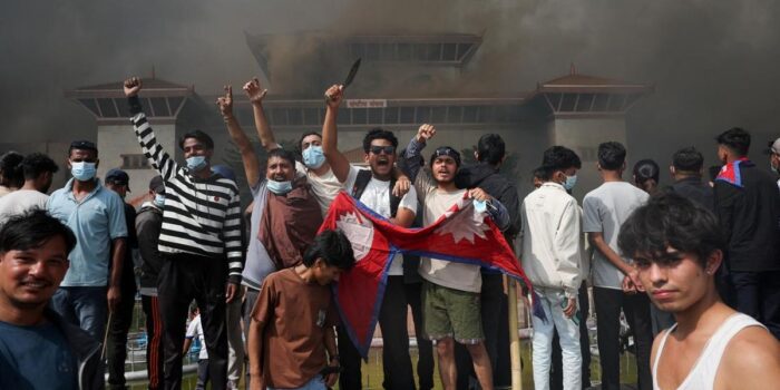 Berita Menlu Nepal Dikeroyok Massa saat Demo Meledak