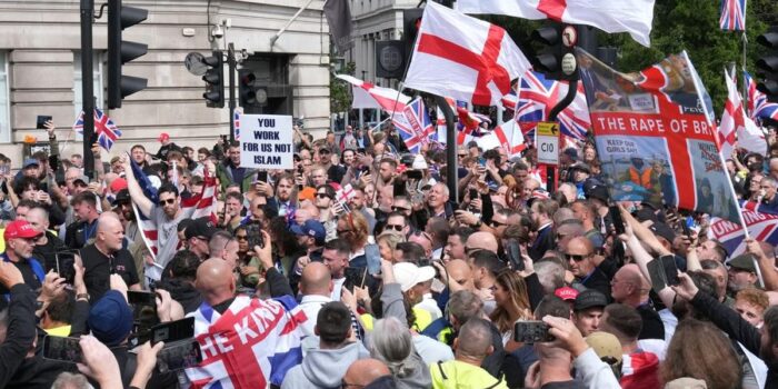 Berita Demo Anti-Imigran Besar-besaran di London Berakhir Ricuh