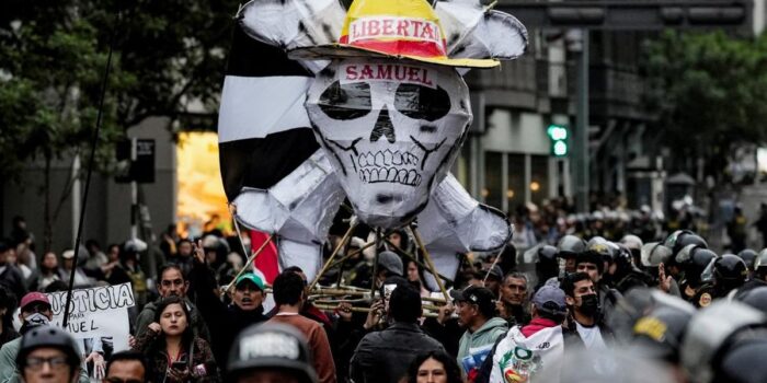 Berita Gen Z Peru Demo, Bendera dan Poster One-Piece Berkibar
