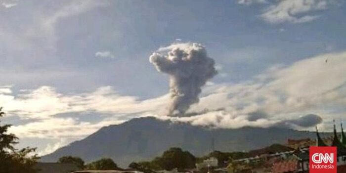 Berita Gunung Marapi Erupsi, Semburkan Abu hingga 1 Km dan Disertai Dentuman
