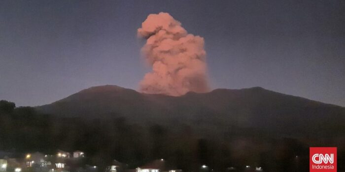 Berita Gunung Marapi Erupsi, Semburkan Kolom Abu hingga 1,2 Km dari Puncak