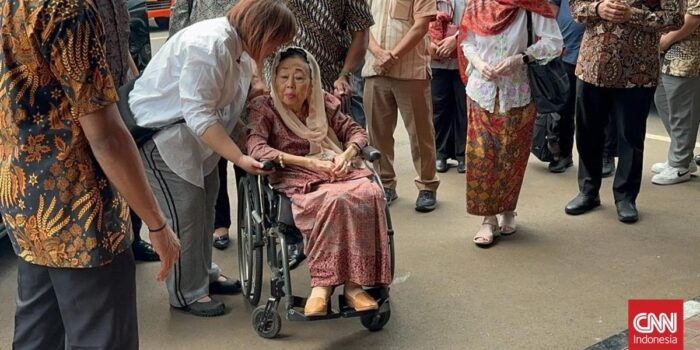 Berita Istri Gus Dur Jenguk Delpedro Dkk di Polda Metro Jaya