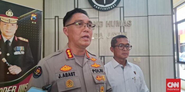 Berita Polda Jatim Amankan Buku Milik Aktivis Paul Saat Penangkapan di Jogja