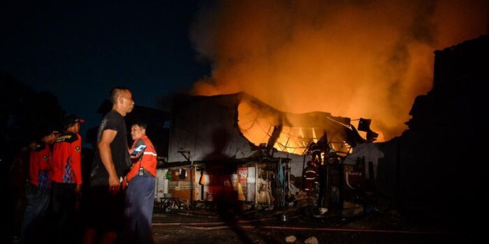 Berita FOTO: Kebakaran Pabrik di Serpong