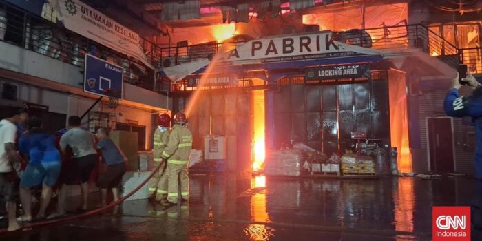 Berita Kebakaran Pabrik Bahan Bangunan di Tangsel, 20 Unit Damkar Dikerahkan