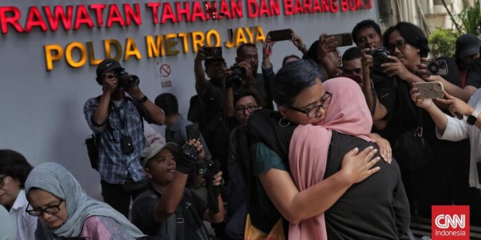Berita Ramai-ramai Aktivis Temani Keluarga Jenguk Delpedro