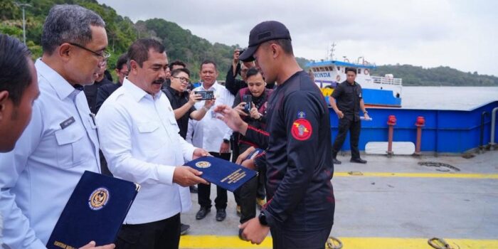 Berita Menimipas Agus Serahkan SK Kenaikan Grade Tiga Petugas Nusakambangan