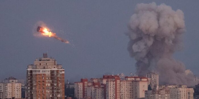 Berita Rusia Gempur Ibu Kota Ukraina, Gedung Pemerintah-Apartemen Terbakar