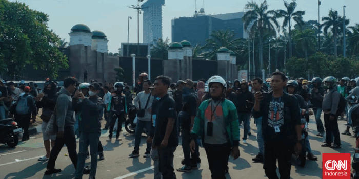 Berita Ratusan Orang Padati Jalan Pangeran Jayakarta Bekasi hingga Dini Hari
