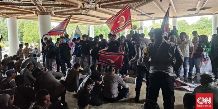 Berita Bendera Bulan Bintang Berkibar saat Demo di DPR Aceh