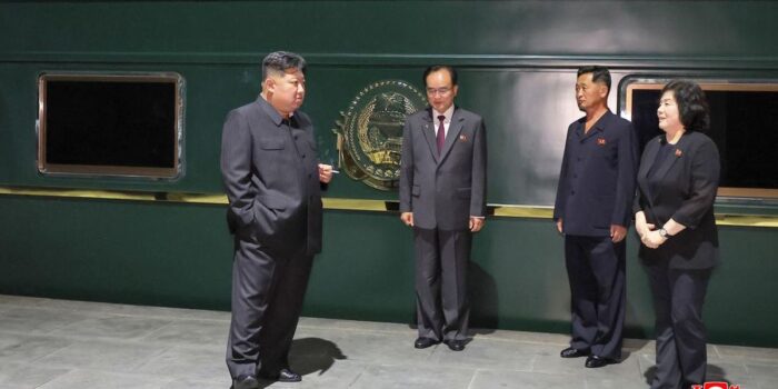Berita Xi Jinping Sambut Kedatangan Kim Jong Un di Beijing