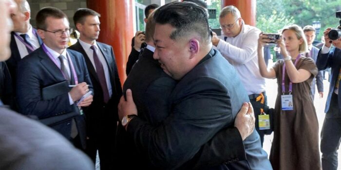 Berita Pelukan Perpisahan Kim Jong un dan Putin sebelum Tinggalkan China