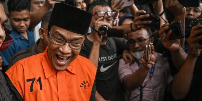 Berita Noel Ebenezer Pakai Peci Saat Diperiksa KPK