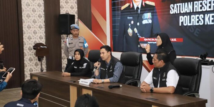 Berita Pelajar SMA Pegiat Literasi di Kediri Dituduh Provokasi Demo Ditangkap