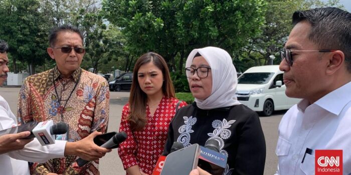 Berita Media Asing Soroti Istana Cabut & Kembalikan ID Liputan CNN Indonesia